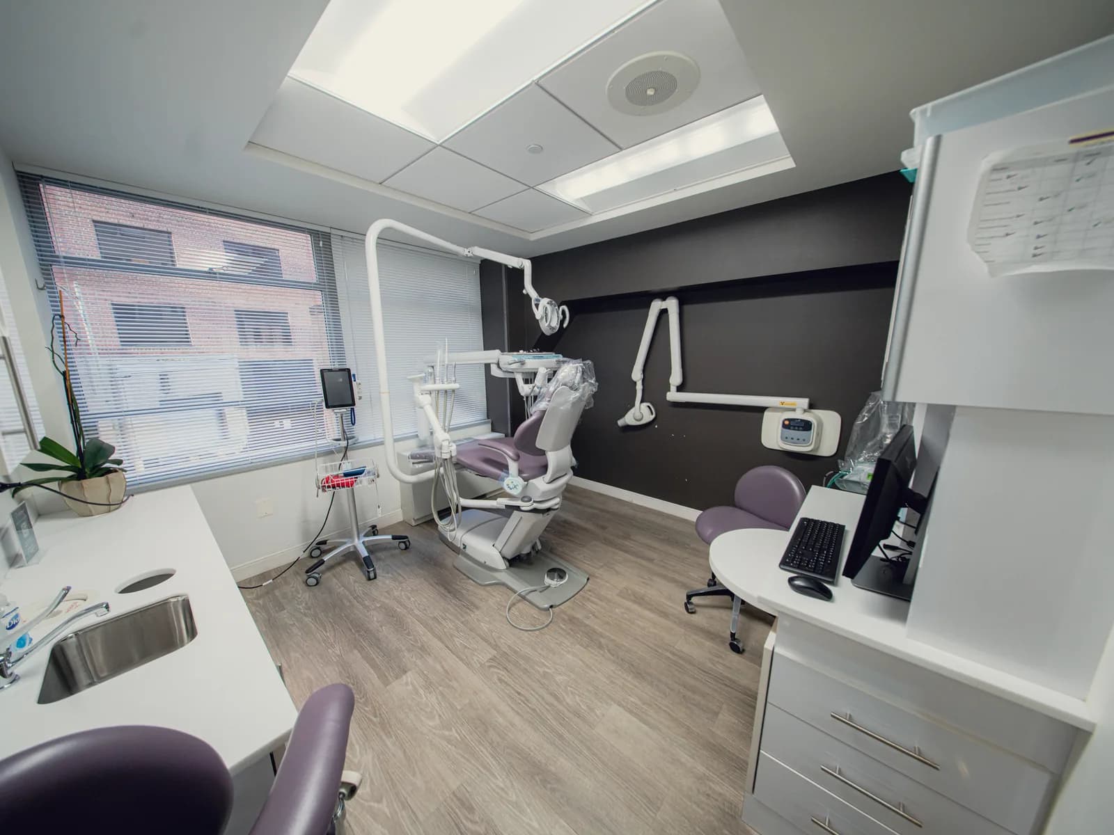 Treatment room with natural light at DC Perio & Implants, Farragut Square office